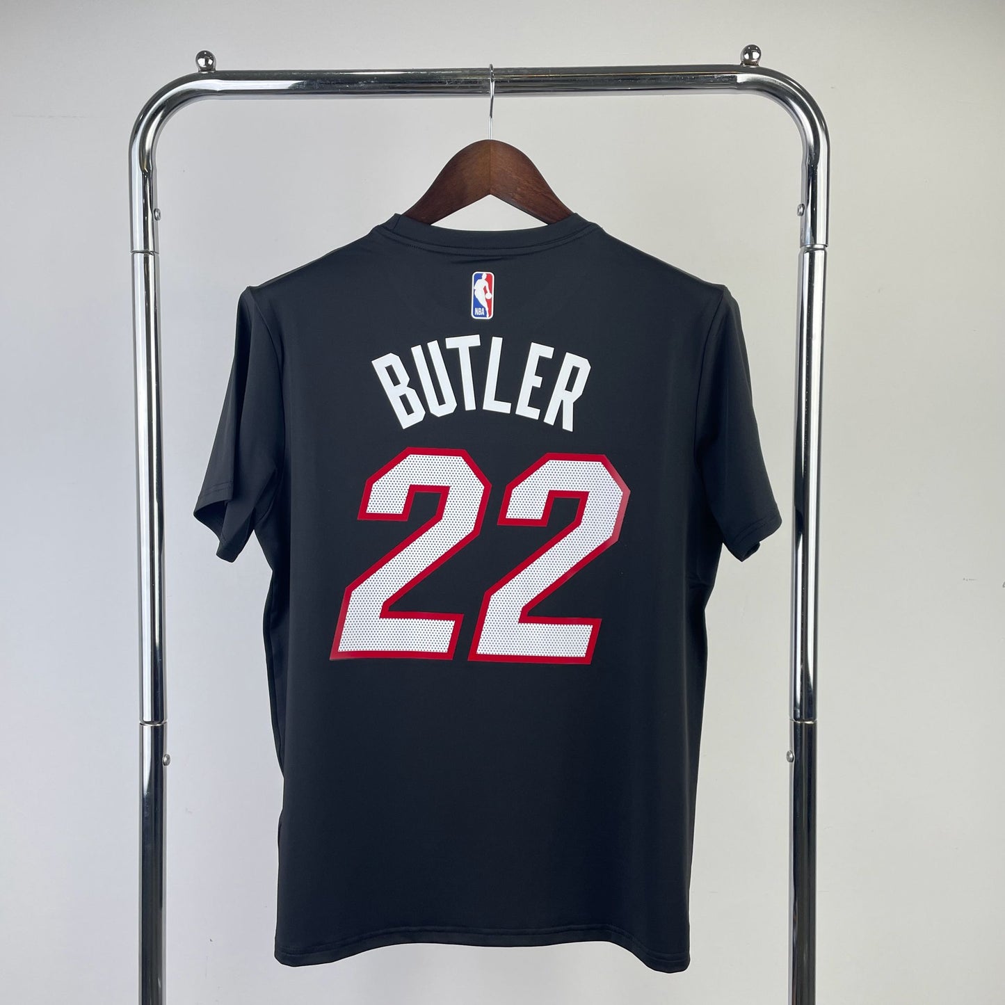 חולצה של ג׳ימי באטלר שחורה במיאמי היט