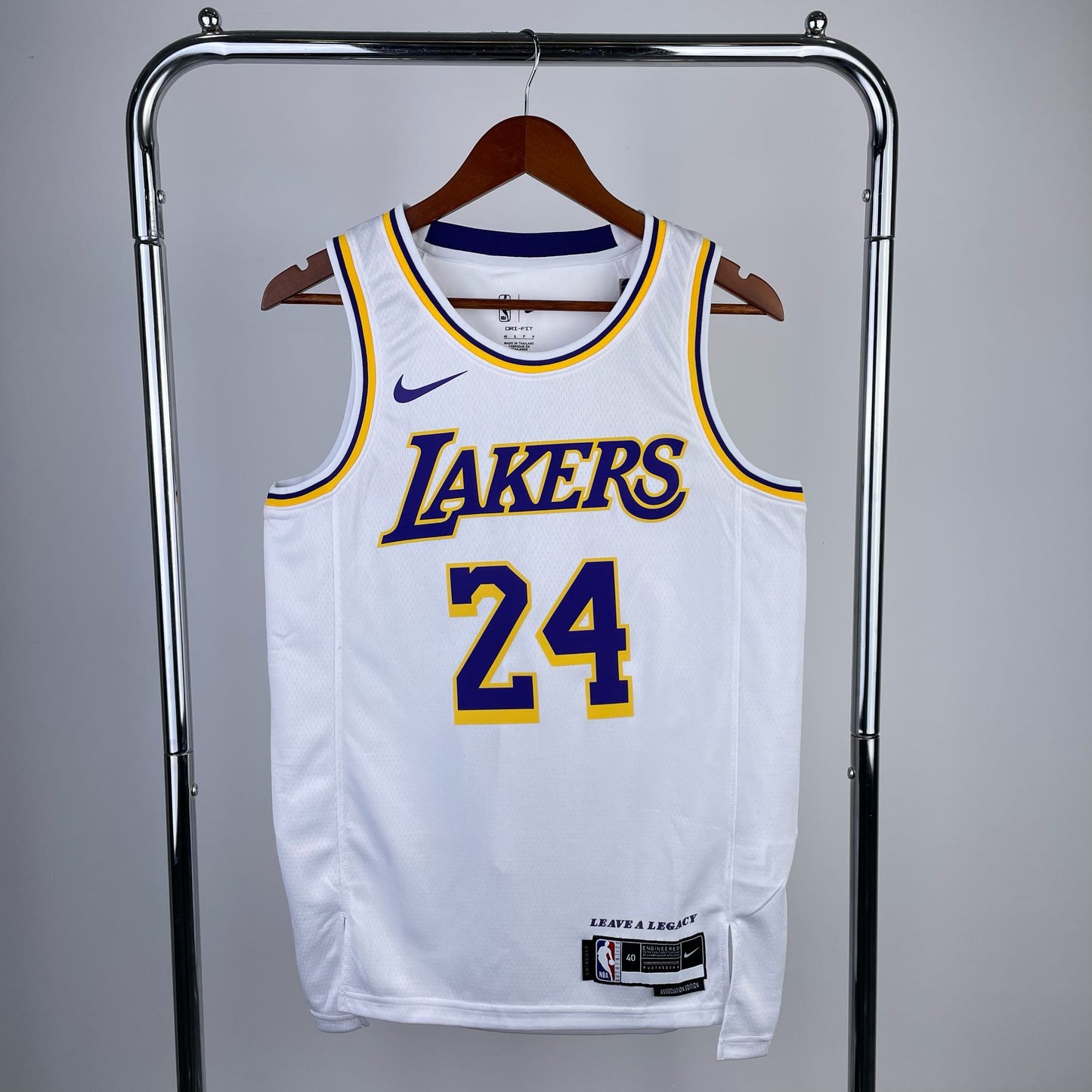 גופיית NBA קובי בראיינט לבנה בלוס אנג׳לס לייקרס