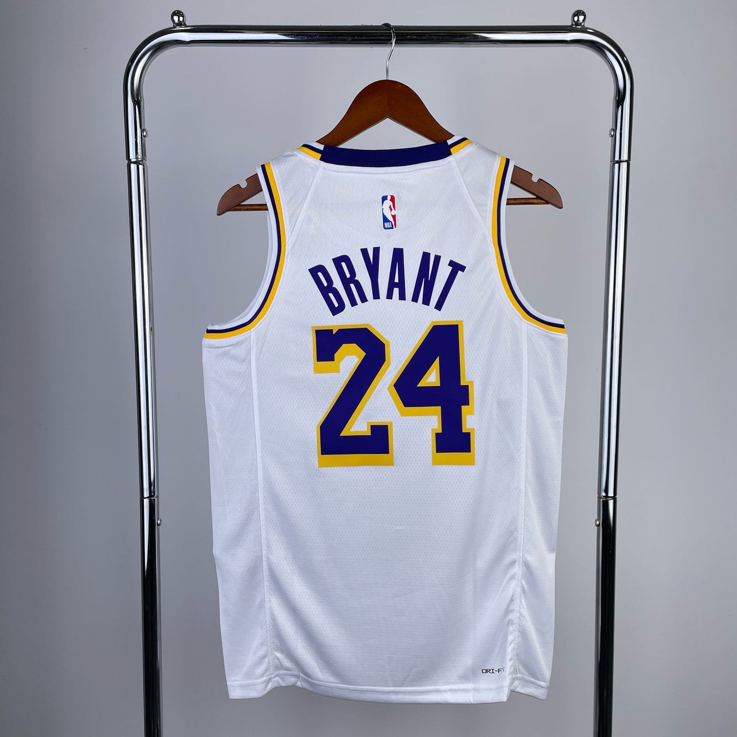 גופיית NBA קובי בראיינט לבנה בלוס אנג׳לס לייקרס